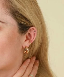 Astrid & Miyu New In Wave Ear Cuff In Gold