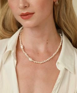 Astrid & Miyu Serenity Pearl Beaded T-Bar Necklace In Gold