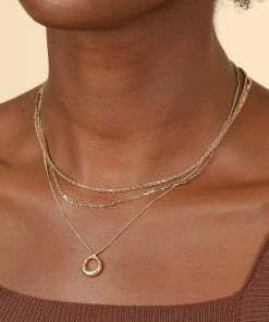 Astrid & Miyu Bold Halo Pendant Necklace In Gold