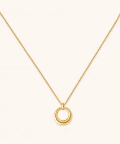 Astrid & Miyu Bold Halo Pendant Necklace In Gold