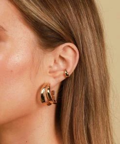 Astrid & Miyu Molten Ear Cuff In Gold