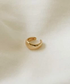 Astrid & Miyu Molten Ear Cuff In Gold