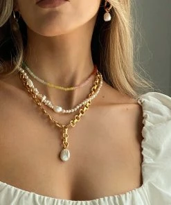 Astrid & Miyu Serenity Pearl Beaded T-Bar Necklace In Gold