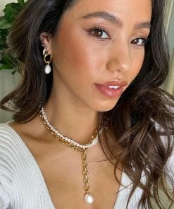 Astrid & Miyu Opulent Stacking Set In Gold