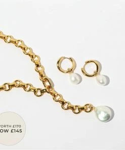 Astrid & Miyu Opulent Stacking Set In Gold