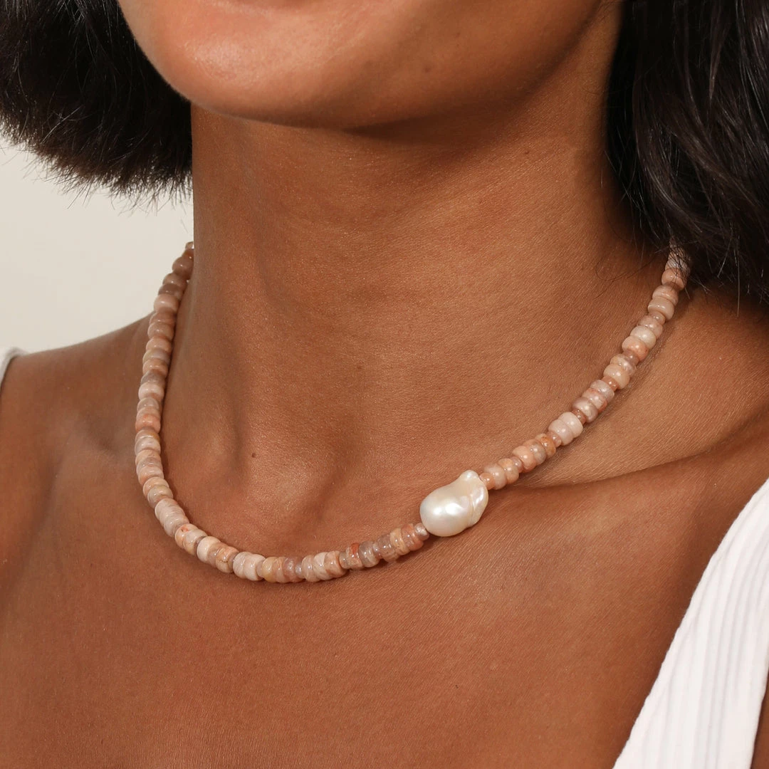 Astrid & Miyu New In Sunstone Beaded Necklace In Gold 4 Astrid & Miyu New In Sunstone Beaded Necklace In Gold