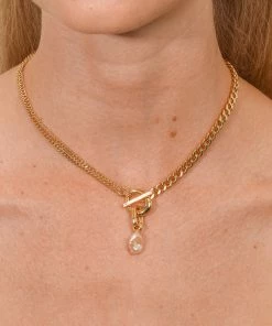 Astrid & Miyu Necklaces Duo T-Bar Necklace In Gold