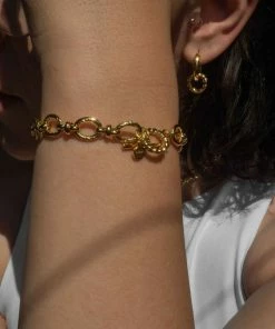 Astrid & Miyu Textured Oval Link T-Bar Bracelet In Gold