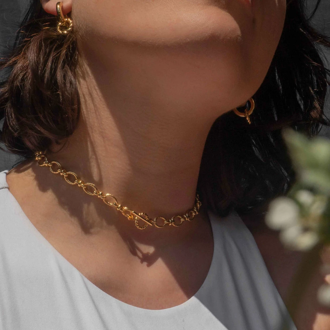 Astrid & Miyu Necklaces Textured Oval Link T-Bar Necklace In Gold 7 Astrid & Miyu Necklaces Textured Oval Link T-Bar Necklace In Gold