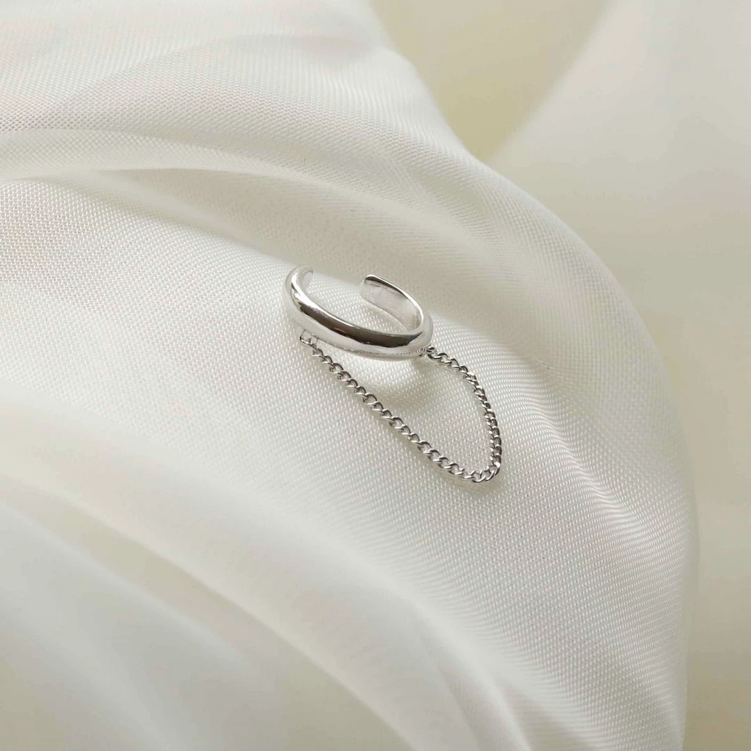 Astrid & Miyu Chain Ear Cuff In Silver 5 Astrid & Miyu Chain Ear Cuff In Silver