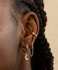 Astrid & Miyu Earrings Chain Huggies In Gold