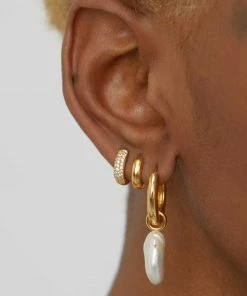 Astrid & Miyu Crystal Bold Huggies In Gold