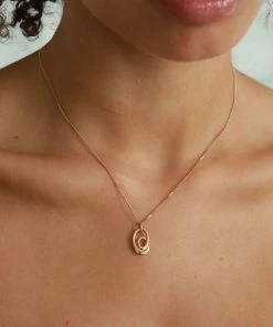 Astrid & Miyu Infinite Pendant Necklace In Gold
