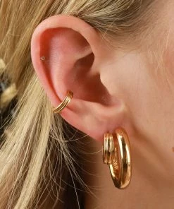Astrid & Miyu Ripple Ear Cuff In Gold
